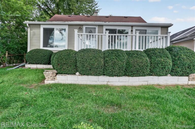 9385 Mandon Rd, White Lake