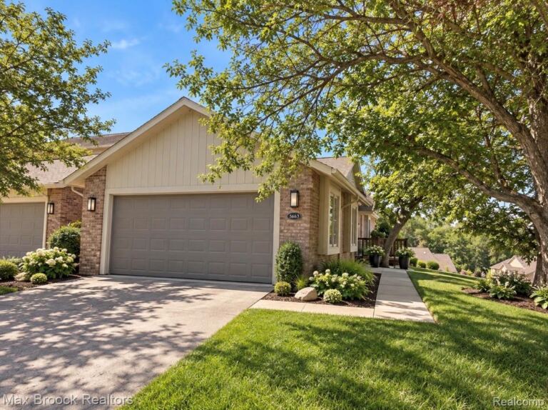5663 Hillcrest Cir E, West Bloomfield