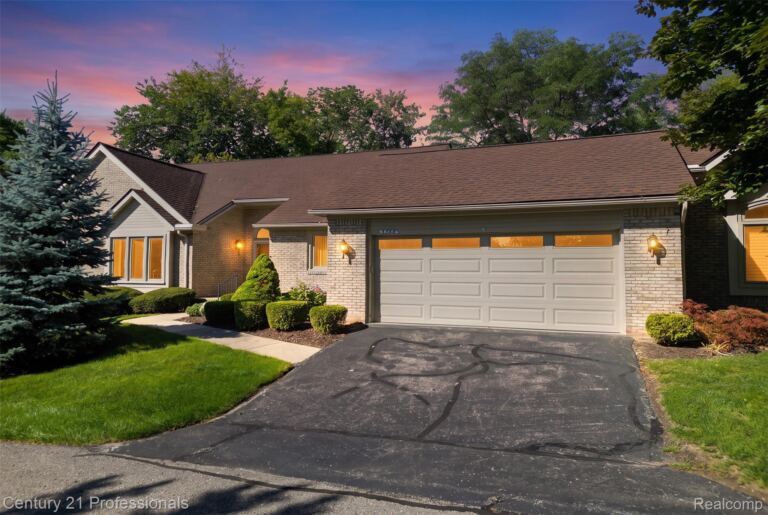 5388 Fairway Ct, West Bloomfield