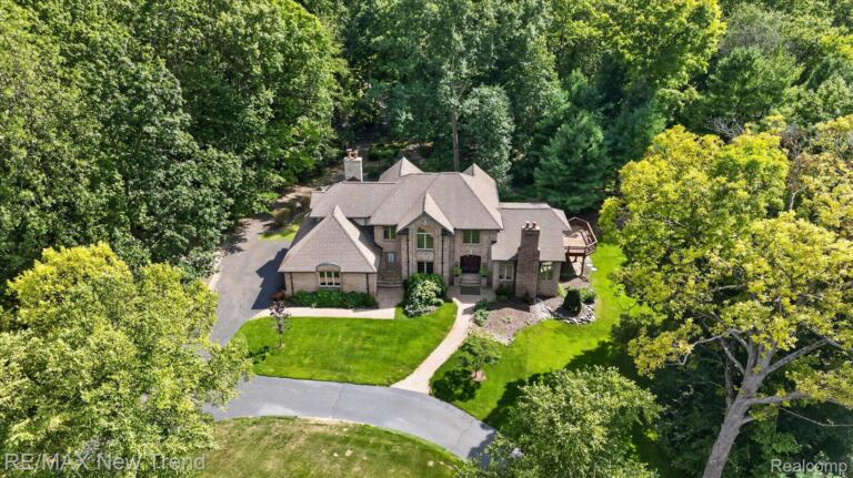 561 Valley Dr, Milford