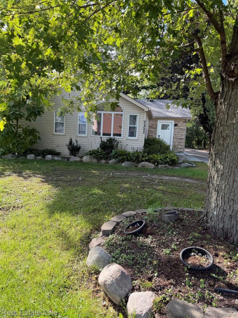 7311 Colony Drive Dr, West Bloomfield