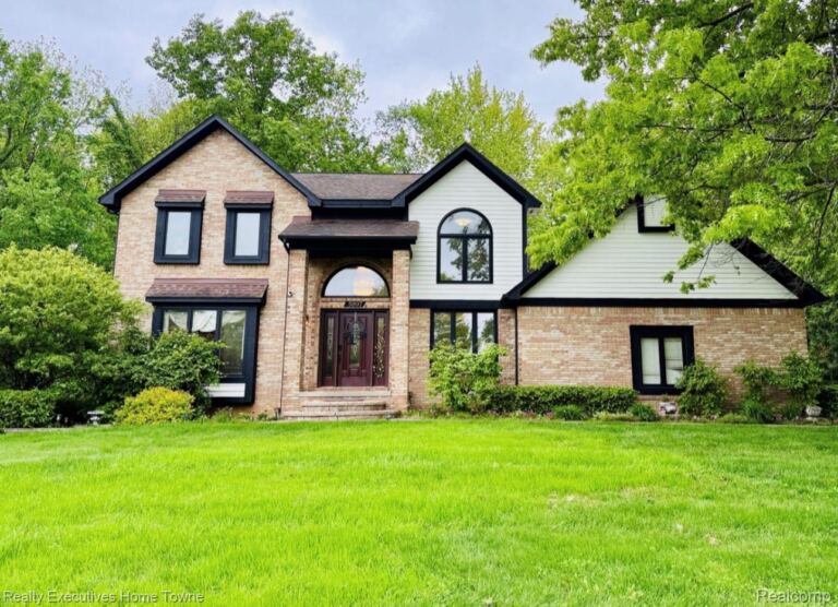 5997 Christina Dr, West Bloomfield