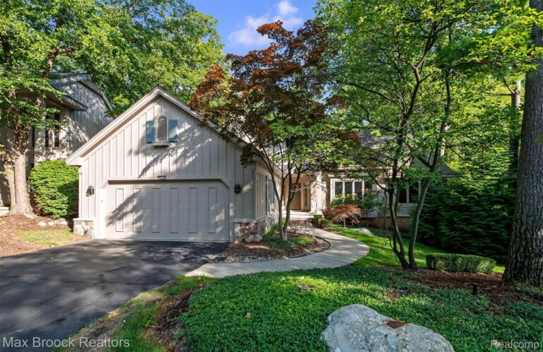 4904 Woodcliff Hill Rd N, West Bloomfield