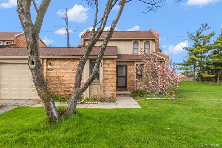 2905 Moon Lake Dr, West Bloomfield