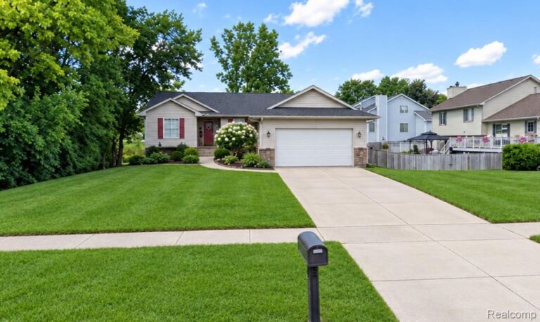2830 Bayberry Dr, Waterford