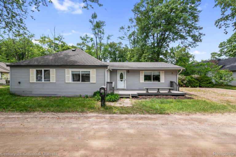 2374 Lakena Rd, West Bloomfield