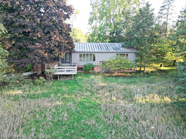 895 Rowe Rd, Milford