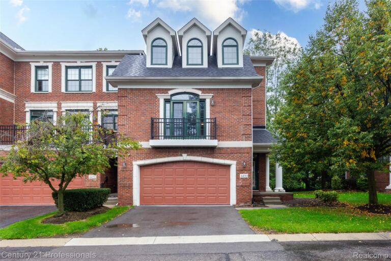 4450 Gateway Cir, West Bloomfield