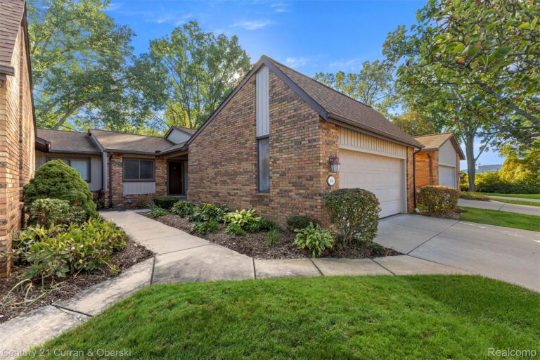 4588 Laurel Club Cir, West Bloomfield