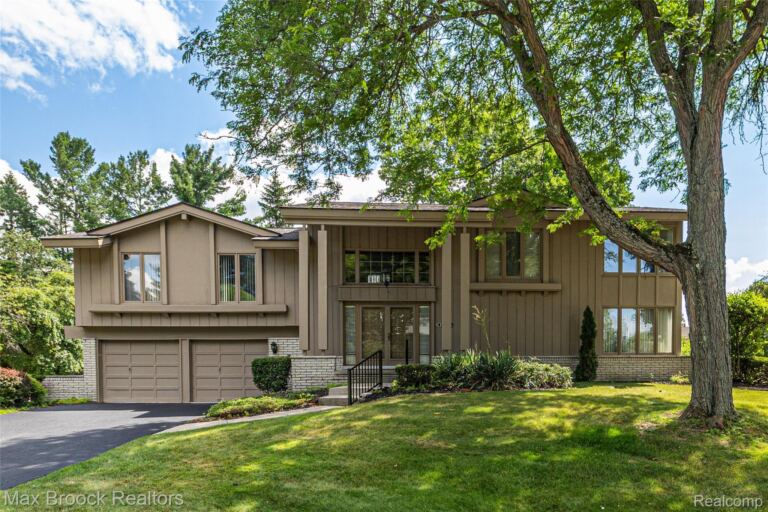 3265 Bloomfield Shore Dr, West Bloomfield