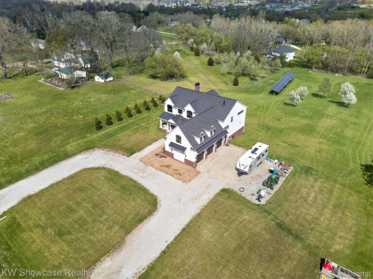1881 Reidsview Dr, White Lake