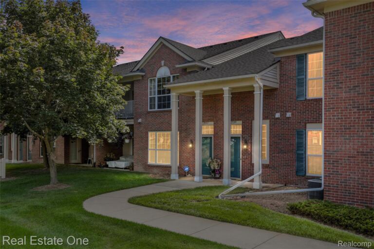 25209 Chesapeake Cir, Commerce Charter Township