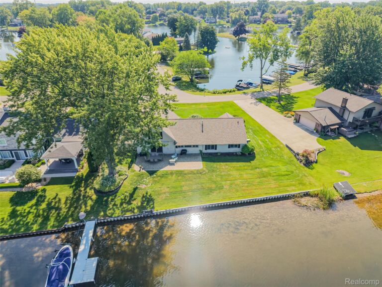 4977 Wavewood Dr, Commerce Charter Township