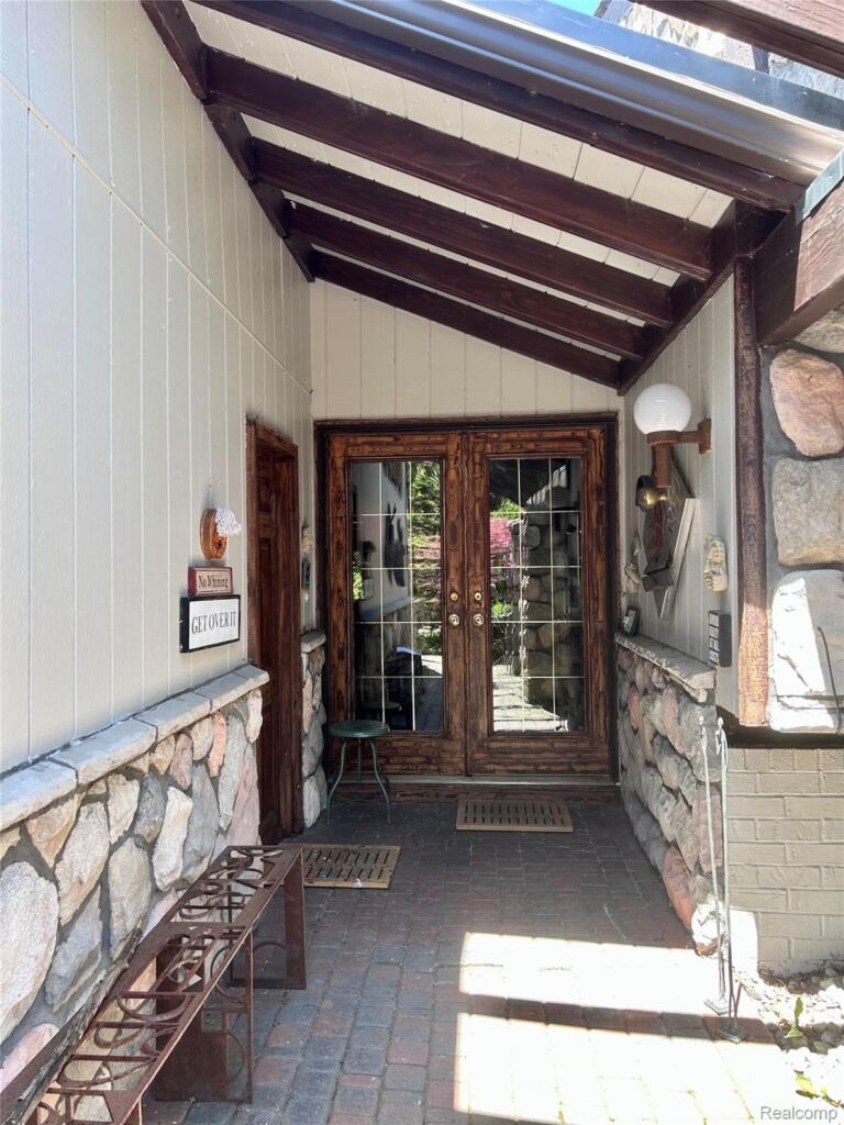 5236 Patrick Rd, West Bloomfield