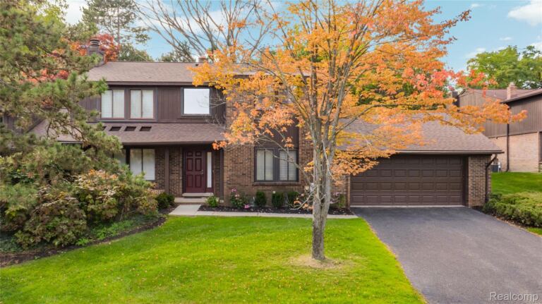 4066 Chablis St, West Bloomfield