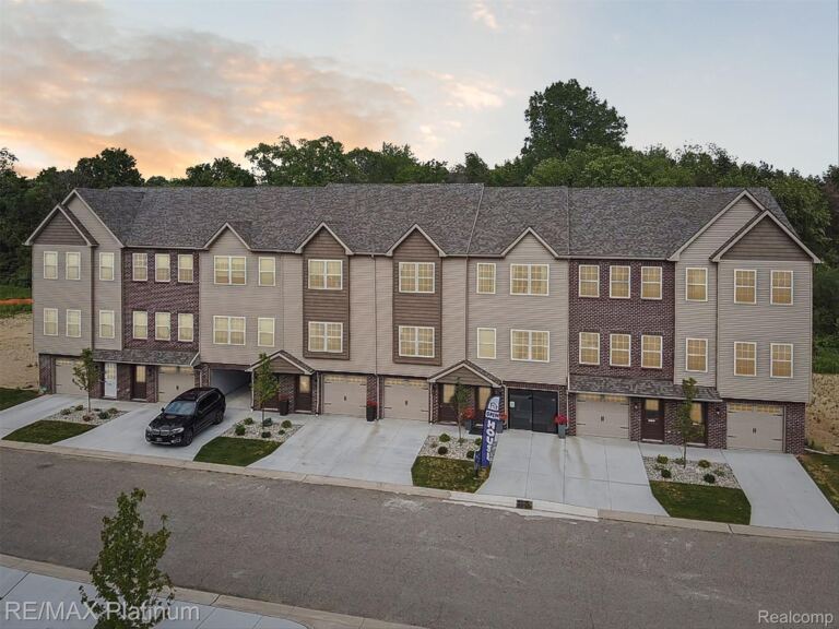 2237 Knotty Pine Trl, Howell