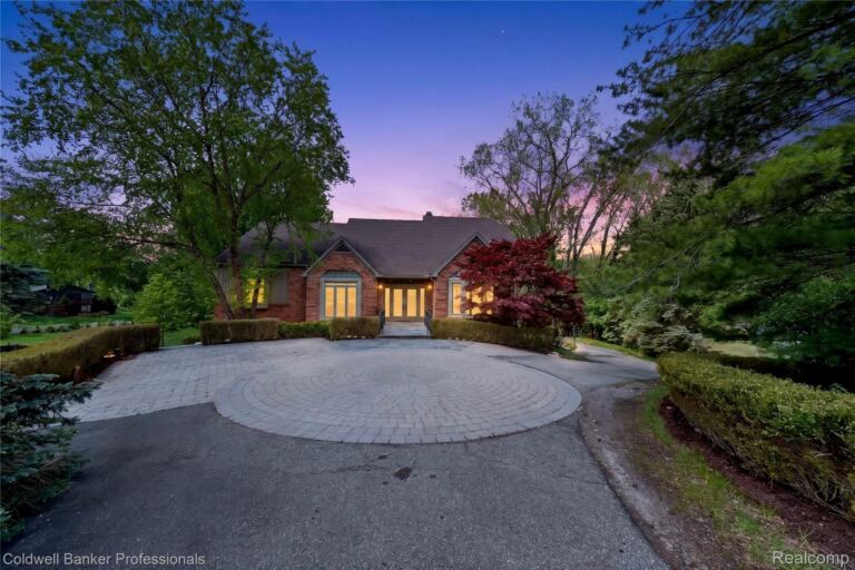 2076 Shore Hill Ct, West Bloomfield