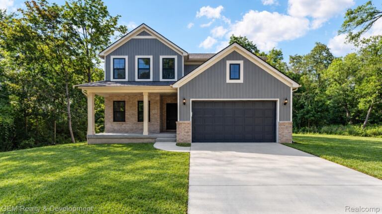 132 River Dr, Milford