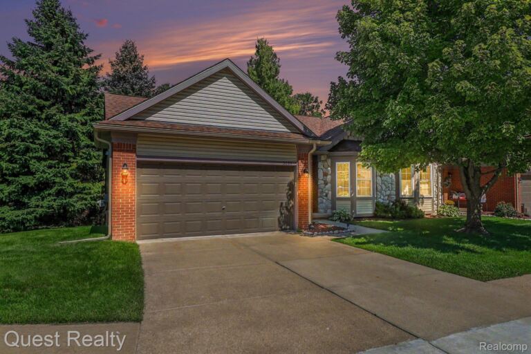 3086 Brookside Dr, Waterford