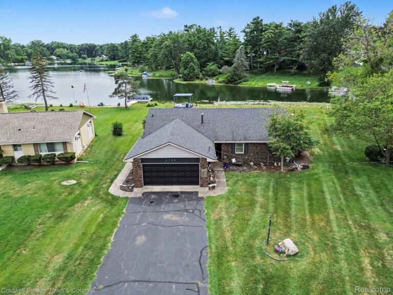 5134 Red Fox Dr, Brighton