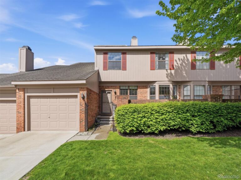 7342 Meadowridge Dr, West Bloomfield