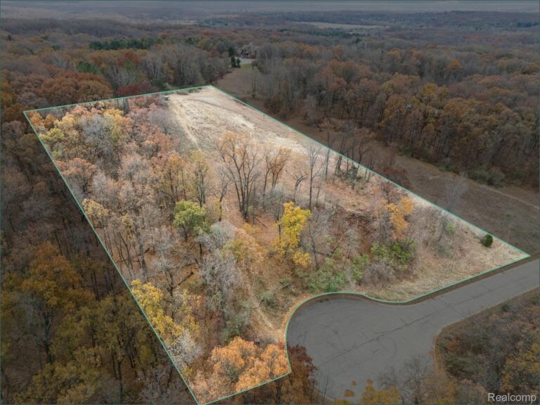 9410 Grand Summit Dr, Fenton