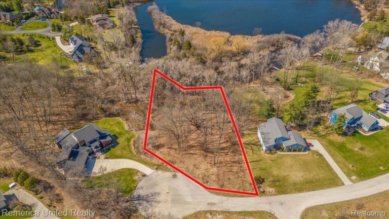 10468 Oak Shore Dr, Green Oak Township