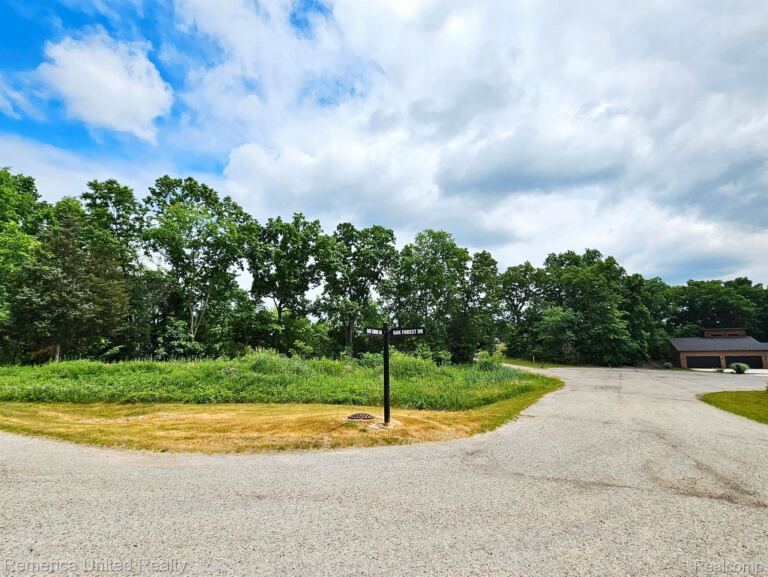 10537 Oak Forest Dr, Green Oak Township