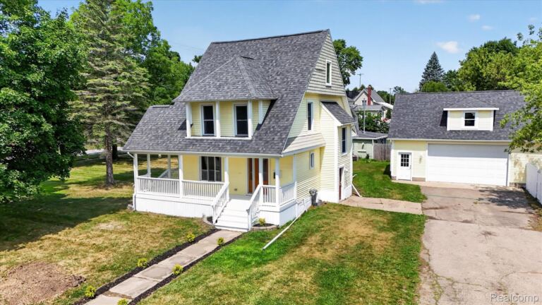 403 Ellen St E, Fenton