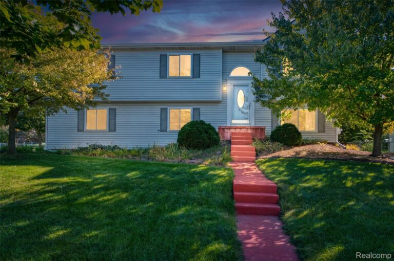 788 Stoney Dr, South Lyon