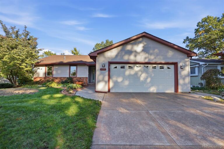 6249 Baldwin Cir, Green Oak Township
