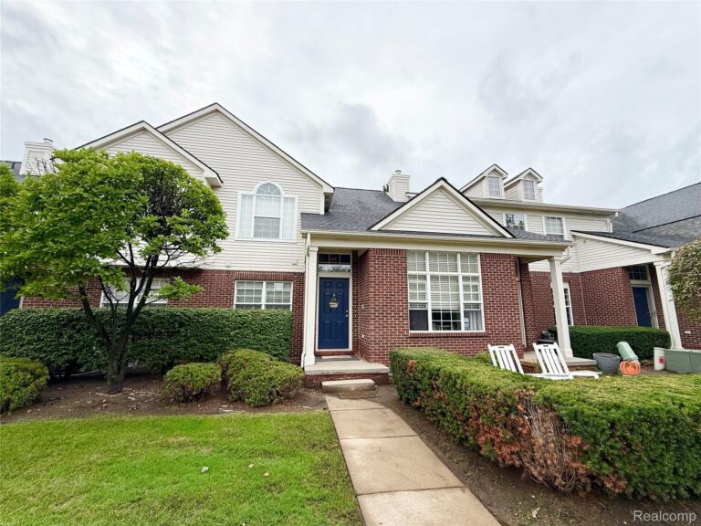 23202 Alexa Dr, Commerce Charter Township