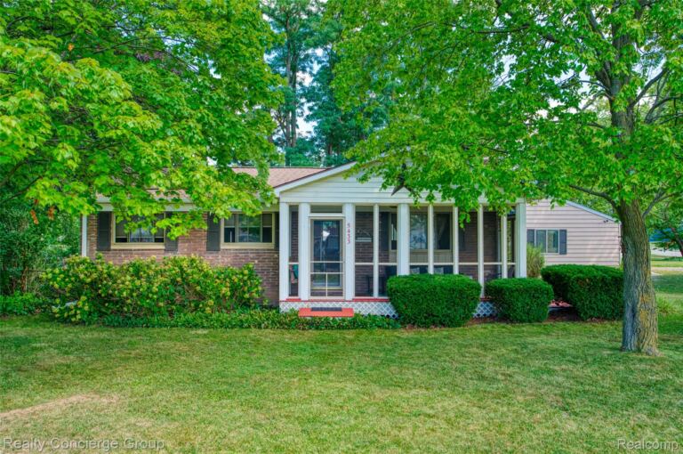 5433 Leland St, Brighton Township