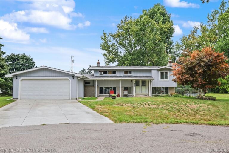 1869 Middle Trail Rd, Commerce Charter Township