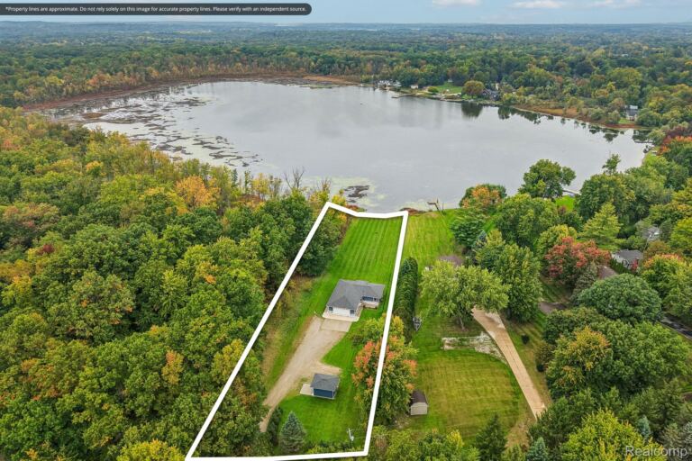 670 Driscoll Dr, Oakland Charter Township