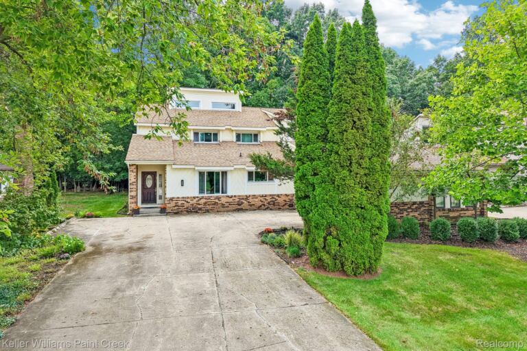 5832 Naneva Ct, West Bloomfield Charter Township