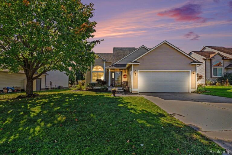 1305 Pin Oak Bluff, Howell Township