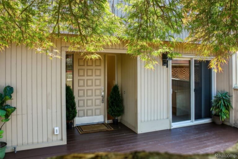 7364 Balsam Court Unit 32, West Bloomfield