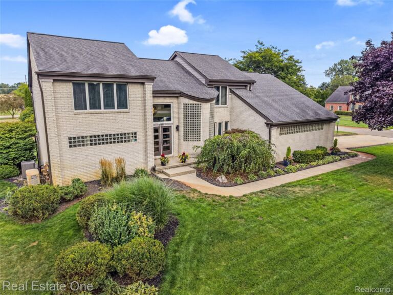 10137 Devonshire Dr, Green Oak Township