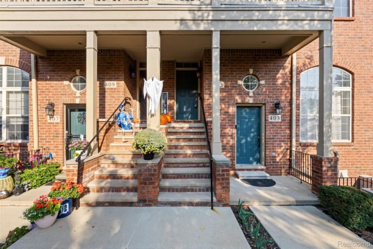 405 Old Pine Way Way, Walled Lake