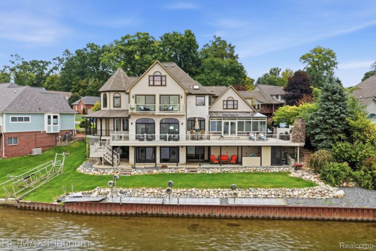 997 Thompson Shore Dr, Howell