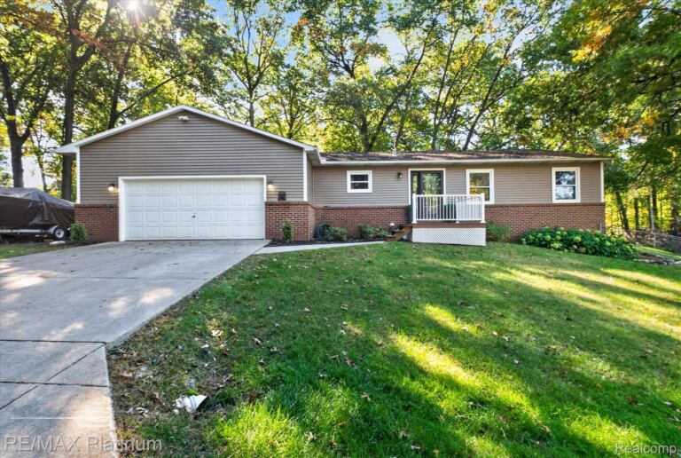 2822 Macomb St, Hamburg