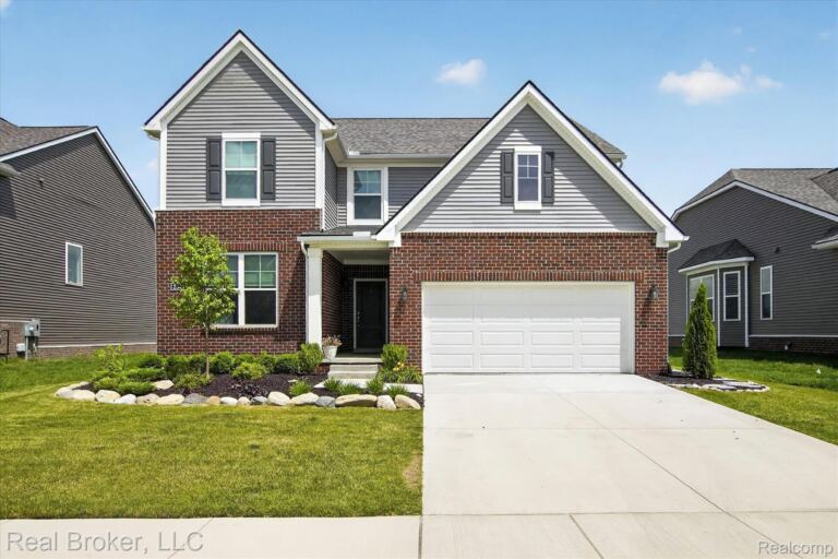 2344 Provencal Dr, Commerce Charter Township
