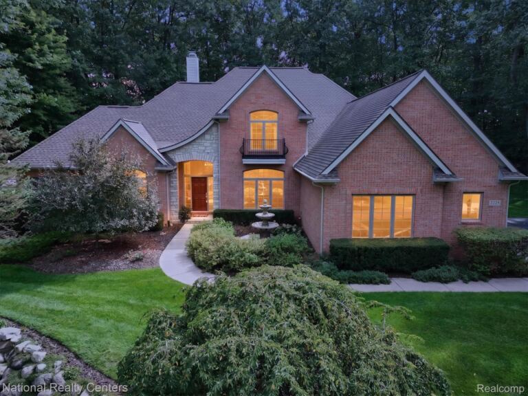 2225 Canterwood, Highland