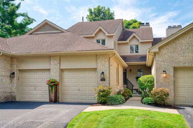 4884 Pine Eagles Ct, Genoa Township