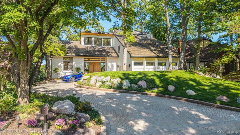 4451 Rolling Pine Dr, West Bloomfield Charter Township