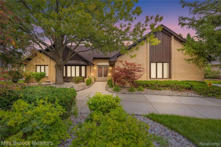 4418 Pinehurst Dr, West Bloomfield