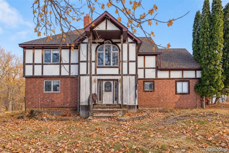 1191 Gage Rd, Holly