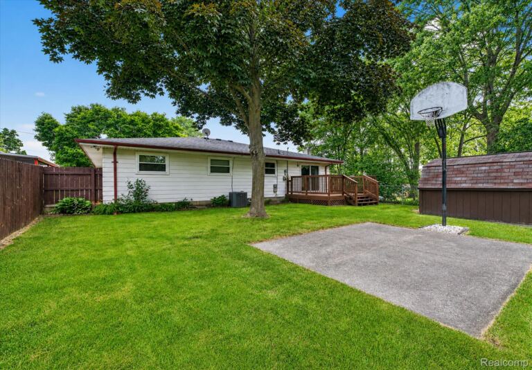2721 Edgefield Dr, Waterford Charter Township