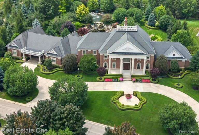 5250 Orchard Ridge Dr, Oakland Charter Township